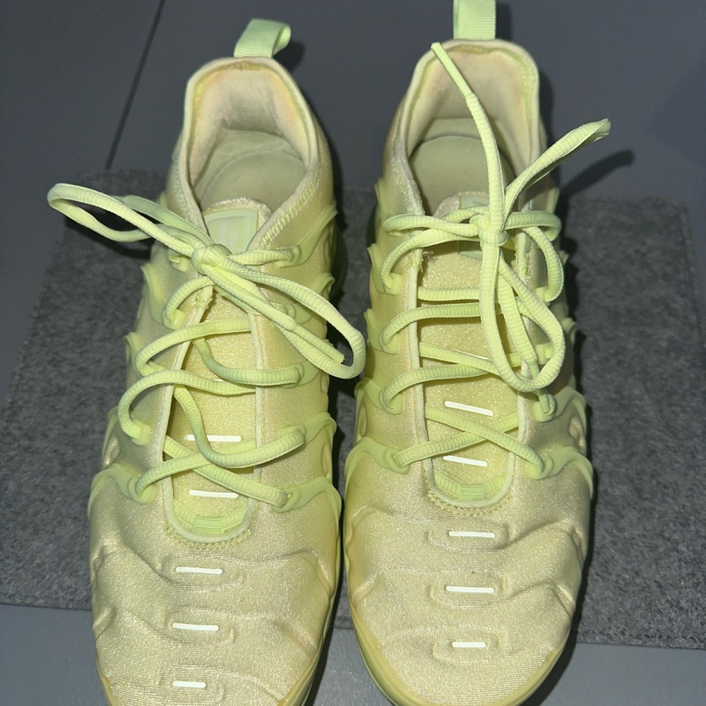 WOMENS NIKE AIR VAPORMAX
"TENNIS BALL"